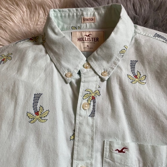 Hollister Short Sleeve Button Down Shirt - Picture 4 of 10